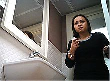 Скрыто подглядываем за девушкой в туалете