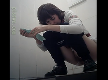 Раздвинув ножки девушка писает на скрытую камеру в туалете