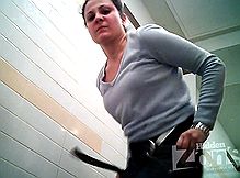 Писает в туалете не замечая спрятанной камеры