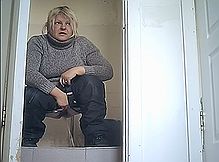 Взрослая дама попалась в туалете на скрытую камеру