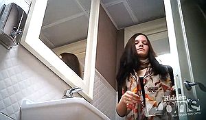 Девушка в туалете показала свою пелотку