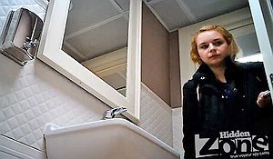 Рыжеватая девка зашла отлить в туалет