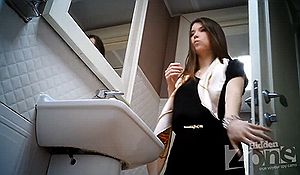 Туалетный писс симпатичной девушки