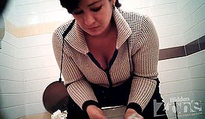 Подглядывание в туалете двумя камерами