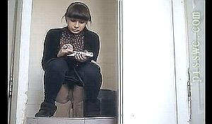 В туалете универа девушка пописала на скрытую камеру