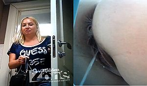 Палево полненькой женщины в туалете