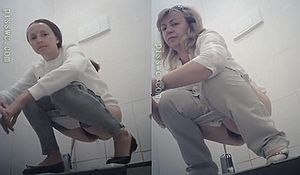 Молодая и зрелая тетка писают в туалете