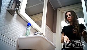 Молодушка в очках по крупному спалилась в туалете