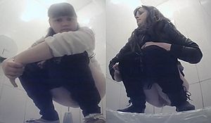 Девка заметила что в туалете за ней подглядывают