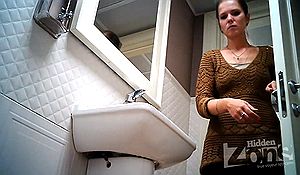 Наблюдаем за девушкой писающей в туалете
