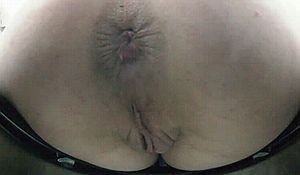 Подглядываем из унитаза за писающими девушками