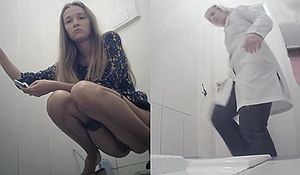 Девушка и женщина врач спалились на камеру в сортире