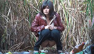 Удачно подсмотрели как девка писает на улице