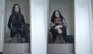 Скрытая камера снимает писающих девушек в туалете