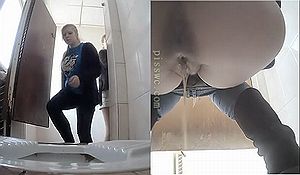 Камера в туалете наблюдает как девушки писают