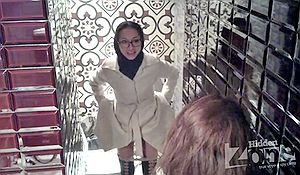 Подружки по очереди писают в туалете