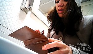 Девушка не обратила внимания на спрятанную в туалете камеру