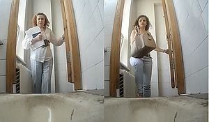Подглядывают за писающими в женском туалете