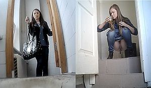 Русские телки писают в туалете