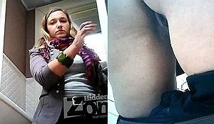 Скрыто подсмотрели за писающей девушкой