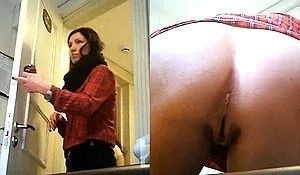 Писающая девушка в женском туалете