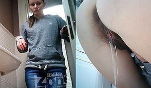 В помещении женского туалета установили скрытую камеру