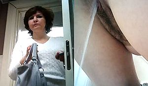 Взрослая дама показала свою писающую щелку