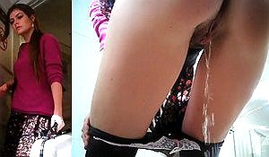 Музыкантша в короткой юбочке писает в туалете