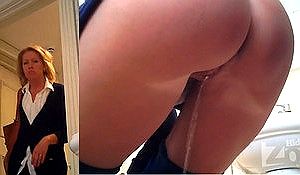 Женщина в туалете продемонстрировала свою писю