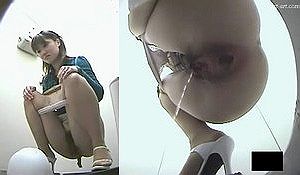 Японка какает в общественном туалете