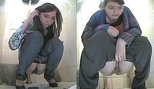 В сортире подглядывают за писающими девками