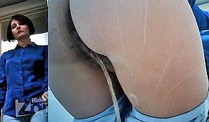 Жопастая брюнетка сикает в туалете