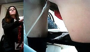 Писающая девушка спалилась в туалете во время месячных