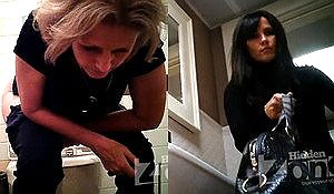 Скрытое видеонаблюдение в туалете для женщин