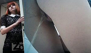 Рыжая девка писает показывая в туалете песду