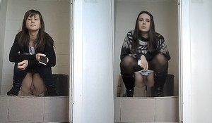 Две девушки пришли в туалет покакать и пописать