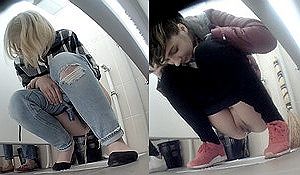 В туалете института подсматривают за писающими девушками