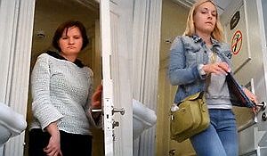 Несколько женщин спалились писая в туалете