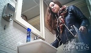 Девицы писают в общественном туалете