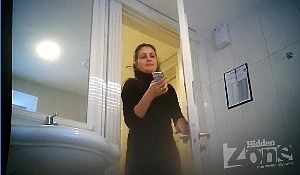 Женщины не догадывались о подглядывании в общественном туалете