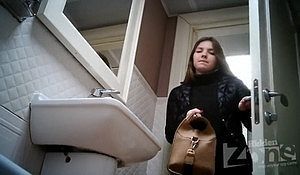 Девки ссут в туалете не подозревая что их снимают на камеру