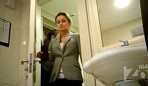 Подглядывание в туалете за девушками