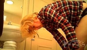 Женщина писая в туалете крупно засветила пухлую манду