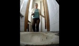 Молодые девушки писают в туалете не подозревая что за ними подглядывают