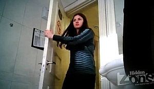 Подглядываем в женском туалете за ссущими девицами