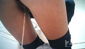 Кто то поставил в туалете скрытую камеру и подглядел за молодой зассанкой