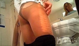 Спрятанная камера в туалете снимает писсинг симпатичной девицы