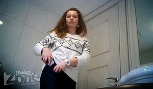 В туалете снимают как девки писают показывая свои дырочки