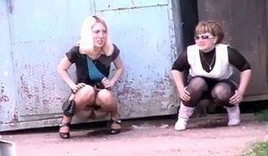 Спалили молодых девушек писающих на улице