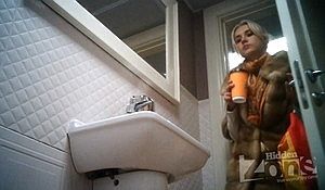 Блондинка вытащив тампон помочилась в публичном туалете